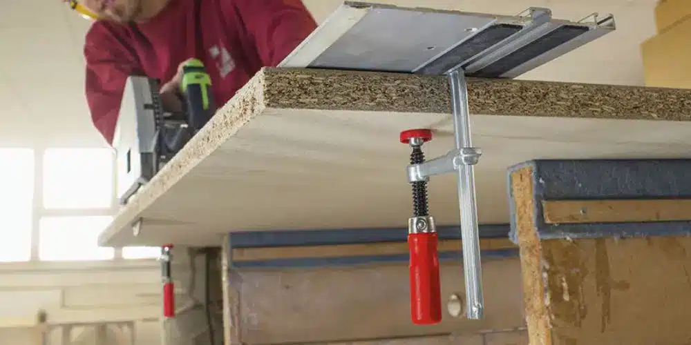 serre joint pour rail de guidage